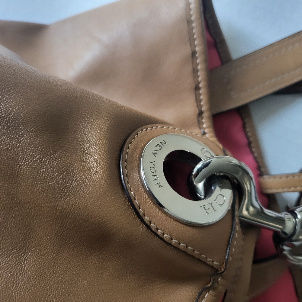 Coach Hadley Duffle Bag . - Picture 9 of 16